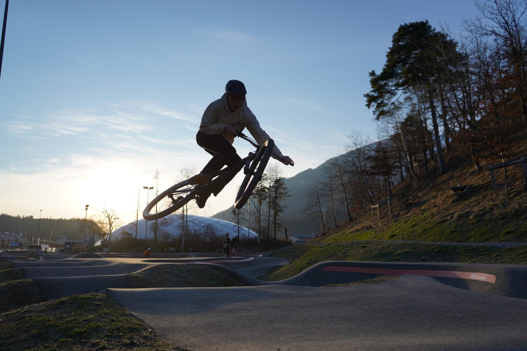 Pumptrack im Abendlicht