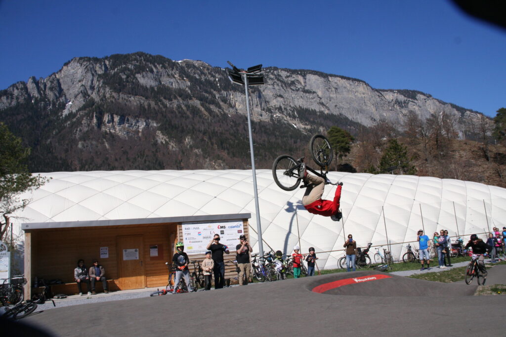 Back Flip von Sandro Schmid aus dem Pumptrack